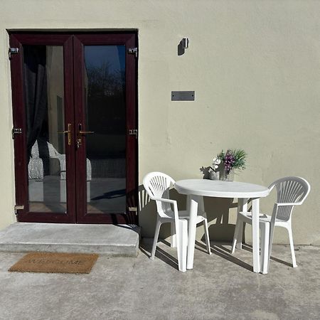 Private Detached Small Bedroom And Bathroom Only- This Is Not An Apartment Butlersbridge Buitenkant foto