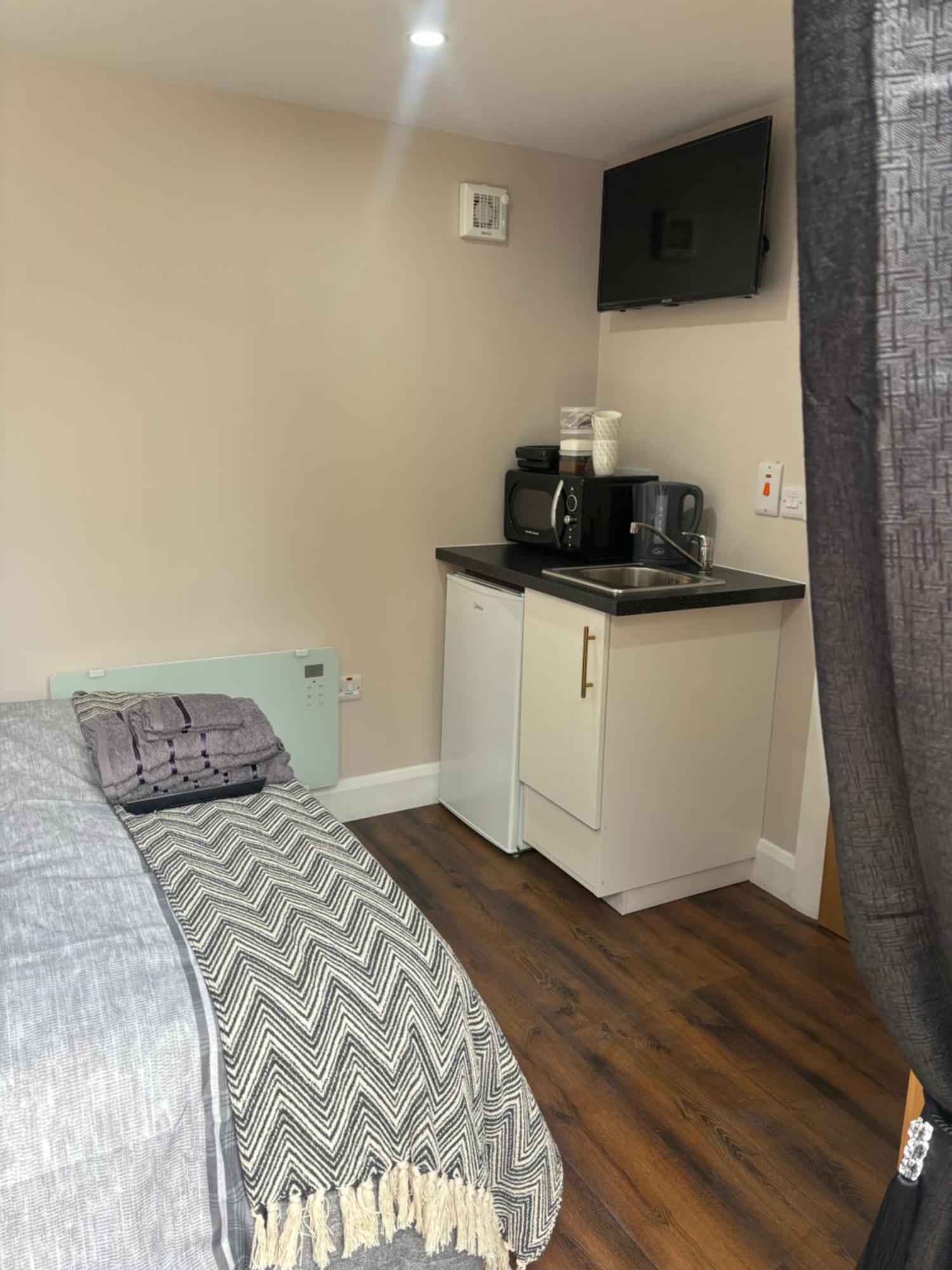 Private Detached Small Bedroom And Bathroom Only- This Is Not An Apartment Butlersbridge Buitenkant foto